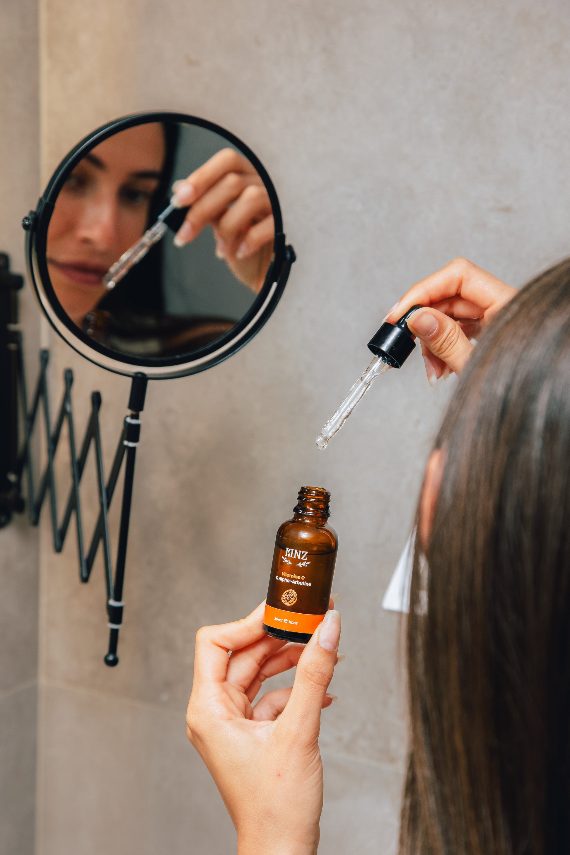 Application du sérum vitamine C Kinz, quelques gouttes sur peau propre le matin