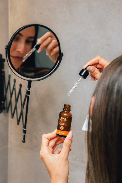 Application du sérum vitamine C Kinz, quelques gouttes sur peau propre le matin