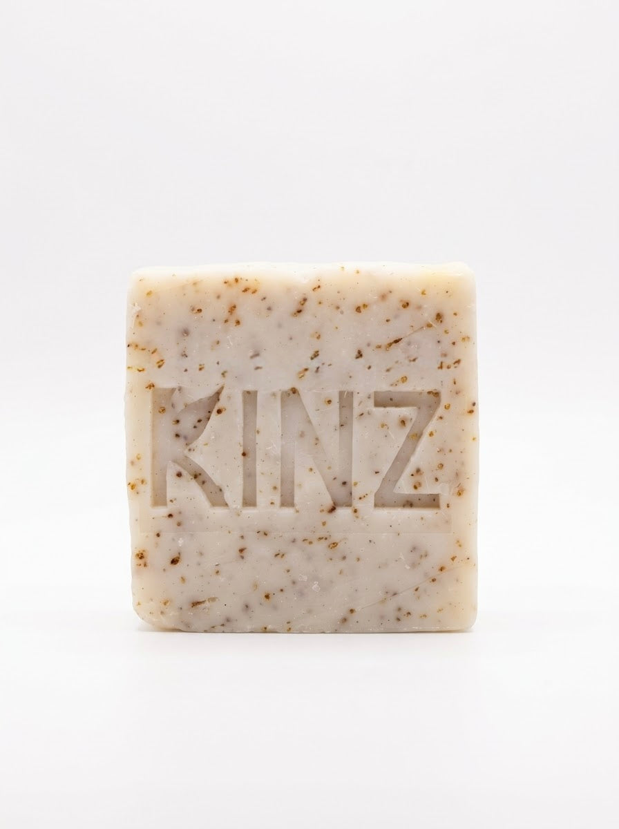Savon artisanal KINZ à la poudre de pépins de figue de Barbarie, vue de face
