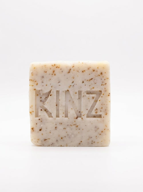 Savon artisanal KINZ à la poudre de pépins de figue de Barbarie, vue de face